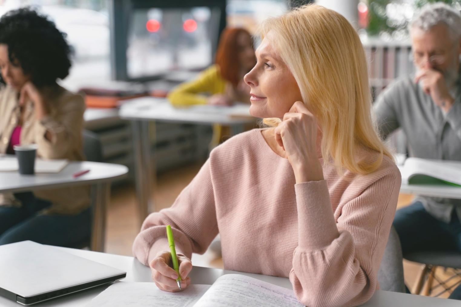 Environnement de travail moderne avec outils d'analyse financière