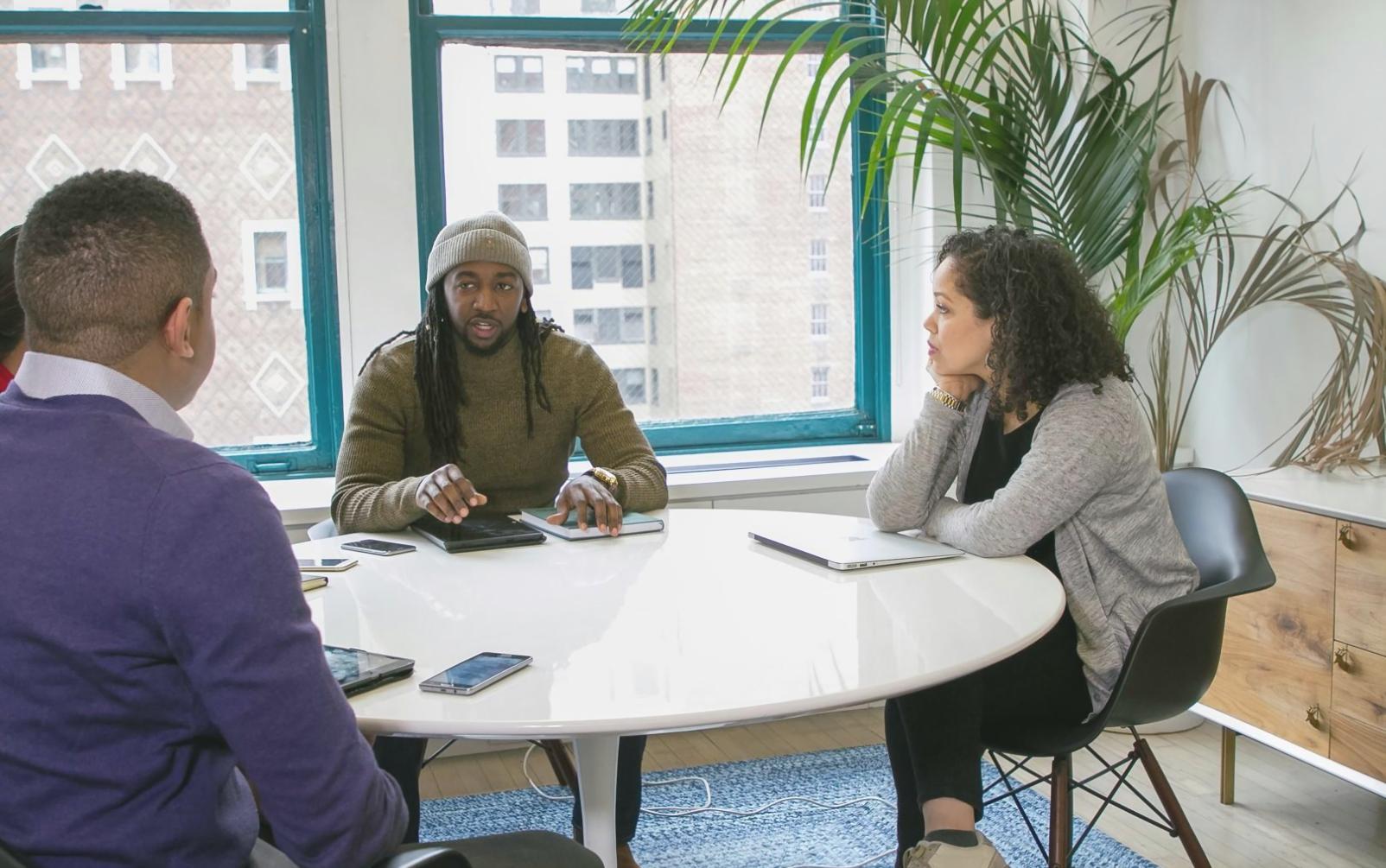 Configuration d'un poste de travail d'analyste financier avec écrans multiples