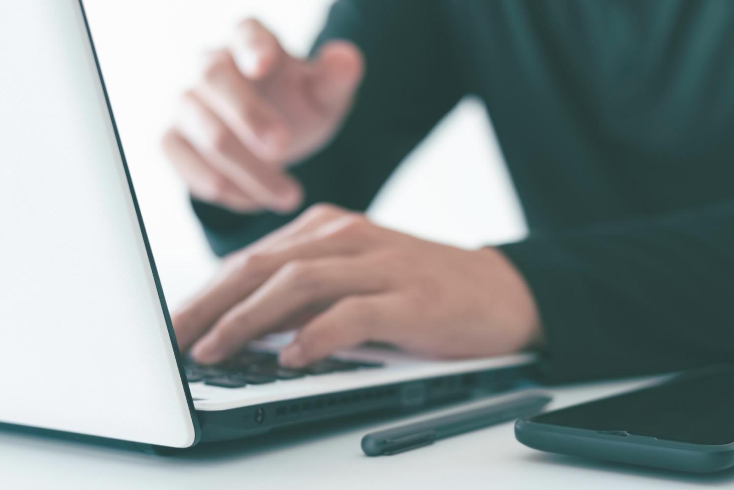 Équipe d'experts travaillant sur une analyse financière collaborative