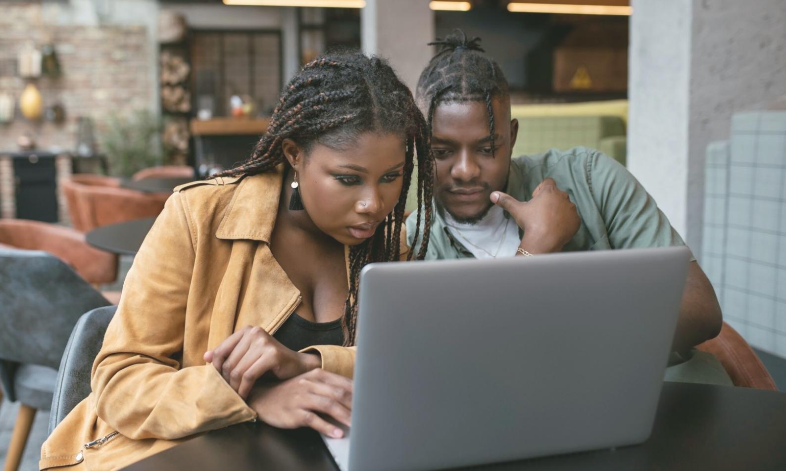 Bureau moderne avec équipe d'analystes financiers travaillant sur des projets d'analyse